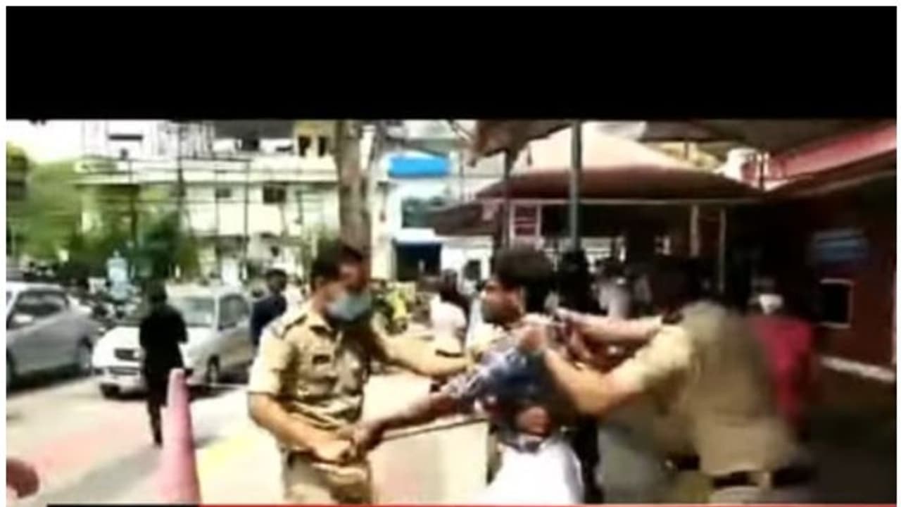 തൃശ്ശൂര് ജില്ലാ ആശുപത്രിയിൽ എസ്എഫ്ഐ, എഐഎസ്എഫ് സംഘർഷം; പൊലീസ് ലാത്തിവീശി തൃശ്ശൂര് ജില്ലാ ആശുപത്രിയിൽ എസ്എഫ്ഐ, എഐഎസ്എഫ് സംഘർഷം; പൊലീസ് ലാത്തിവീശി