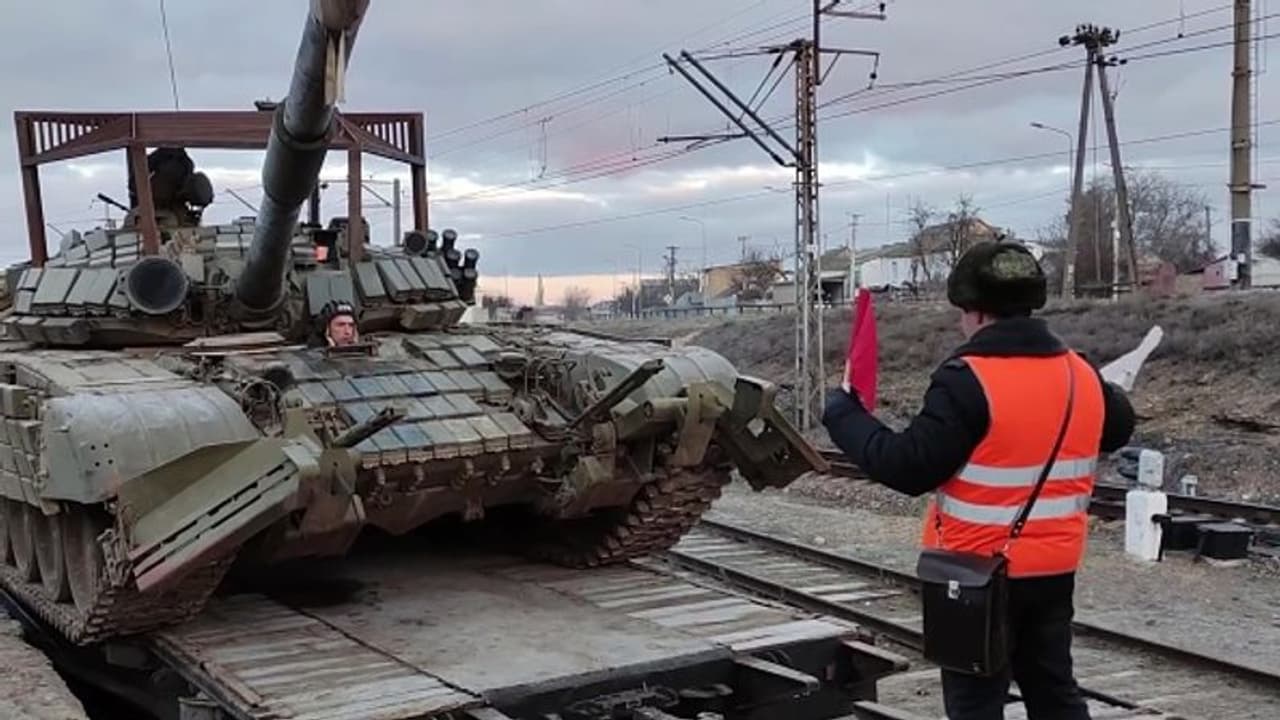 রাশিয়ার হামলা কি তাহলে সময়ের অপেক্ষা, ইউক্রেনের বিক্ষুব্ধ অঞ্চলে সেনা পাঠালেন পুতিন রাশিয়ার হামলা কি তাহলে সময়ের অপেক্ষা, ইউক্রেনের বিক্ষুব্ধ অঞ্চলে সেনা পাঠালেন পুতিন
