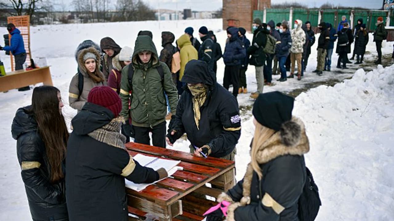 यूक्रेन छोड़ कर रूस जा रहे लोग, पुतिन ने विस्थापितों को 10 हजार रूबल देने का किया ऐलान यूक्रेन छोड़ कर रूस जा रहे लोग, पुतिन ने विस्थापितों को 10 हजार रूबल देने का किया ऐलान