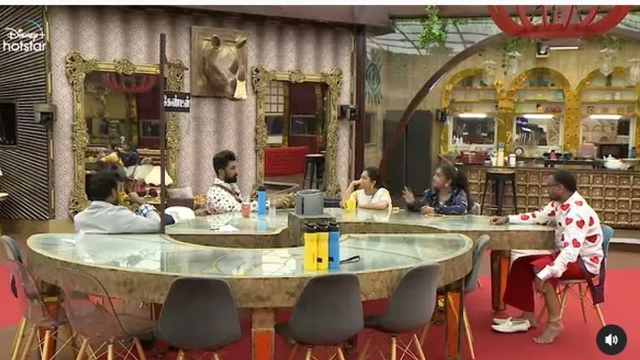 பிக்பாஸ் அல்டிமேட்டில் காதல் மலர்ந்திடுச்சாமே! கொளுத்திப்போட்ட வனிதா... குழம்பிப்போன ஹவுஸ்மேட்ஸ் பிக்பாஸ் அல்டிமேட்டில் காதல் மலர்ந்திடுச்சாமே! கொளுத்திப்போட்ட வனிதா... குழம்பிப்போன ஹவுஸ்மேட்ஸ்