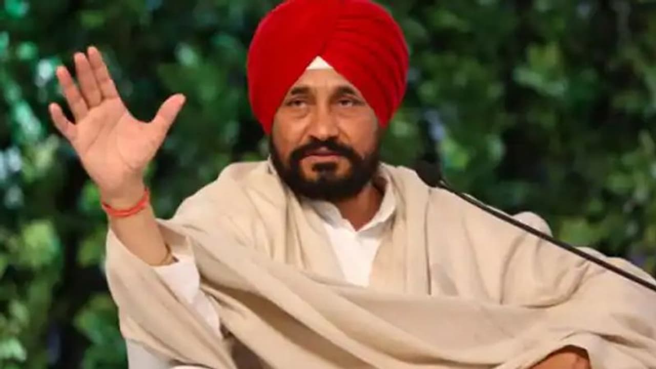 पंजाब चुनाव: CM चन्नी की बढ़ीं मुश्किलें, बिहार में उनके खिलाफ दर्ज हुई FIR, एक शब्द ने टेंशन में डाल दिया पंजाब चुनाव: CM चन्नी की बढ़ीं मुश्किलें, बिहार में उनके खिलाफ दर्ज हुई FIR, एक शब्द ने टेंशन में डाल दिया