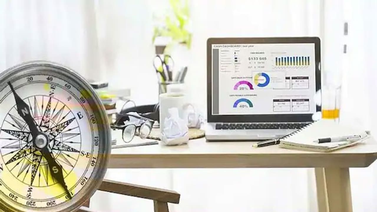 Vastu Tips: వర్కింగ్ టేబుల్ పై ఇవి ఉంటే.. మీకంతా విజయమే..! Vastu Tips: వర్కింగ్ టేబుల్ పై ఇవి ఉంటే.. మీకంతా విజయమే..!