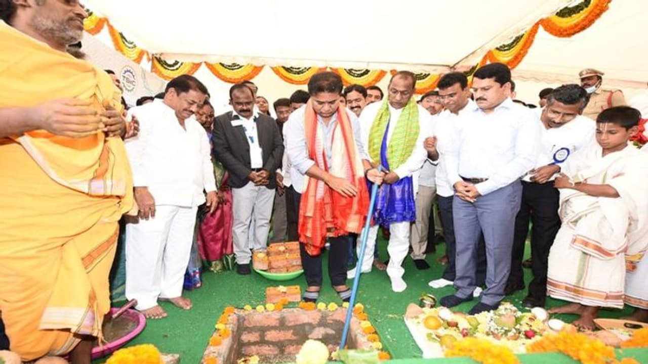 కేసీఆర్ రాజకీయాలను వీడి ఉంటే తెలంగాణ రాష్ట్రం సాధించేవాళ్లమా?: కండ్లకోయ ఐటీ పార్క్ శంకుస్థాపనలో కేటీఆర్ కేసీఆర్ రాజకీయాలను వీడి ఉంటే తెలంగాణ రాష్ట్రం సాధించేవాళ్లమా?: కండ్లకోయ ఐటీ పార్క్ శంకుస్థాపనలో కేటీఆర్