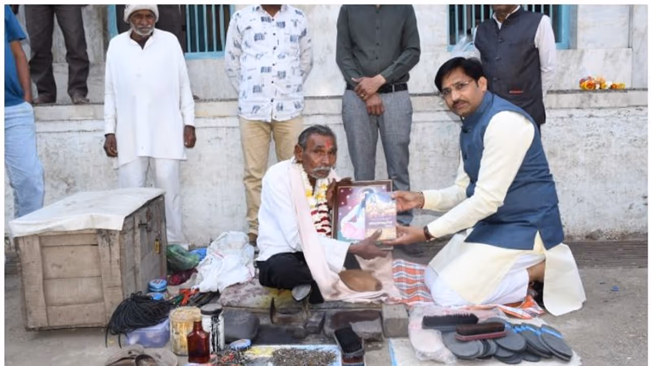 Sumer Singh Solanki : ചെരിപ്പുകുത്തിയുടെ ഷൂ പോളിഷ് ചെയ്ത്, പൂമാല അണിയിച്ച് ആദരിച്ച് ബിജെപി എംപി