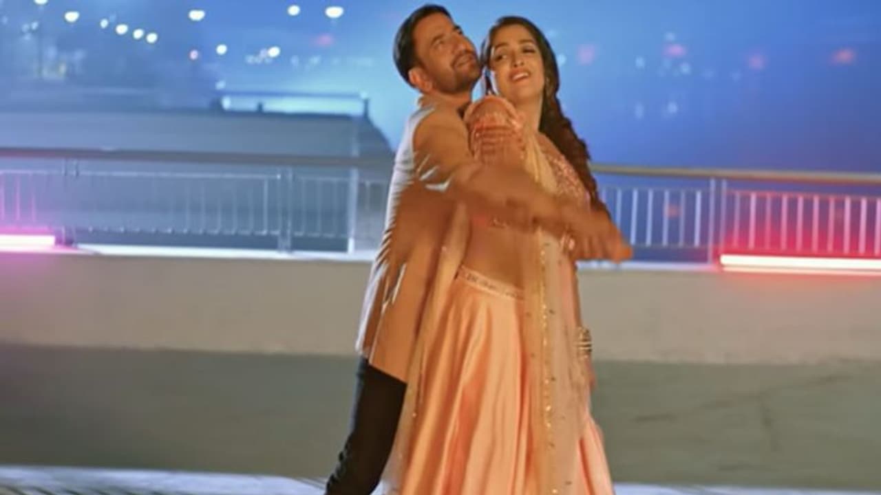 Amrapali Dubey को देख निरहुआ पर छाया नशा, आम्रपाली का डांस मूव्स कर देगा आपको घायल, देखें Video Amrapali Dubey को देख निरहुआ पर छाया नशा, आम्रपाली का डांस मूव्स कर देगा आपको घायल, देखें Video