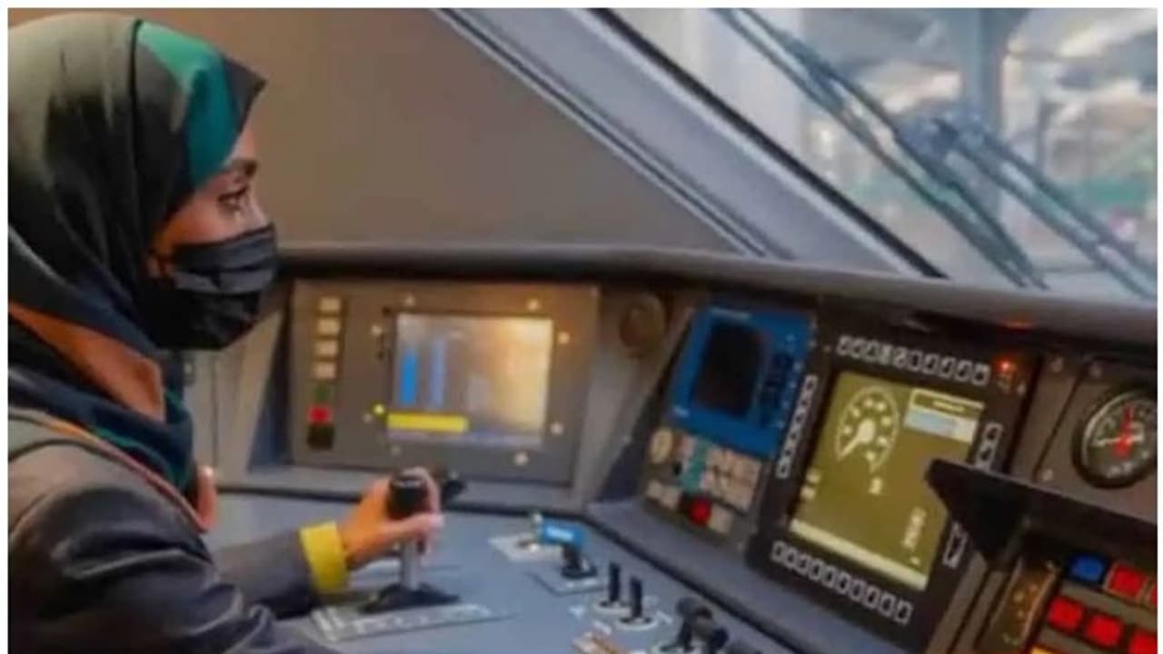 Saudi women train drivers : സൗദിയില് ട്രെയിനുകള് ഓടിക്കാന് വനിതകള്; 30 ഒഴിവുകളില് 28,000 അപേക്ഷകര് Saudi women train drivers : സൗദിയില് ട്രെയിനുകള് ഓടിക്കാന് വനിതകള്; 30 ഒഴിവുകളില് 28,000 അപേക്ഷകര്