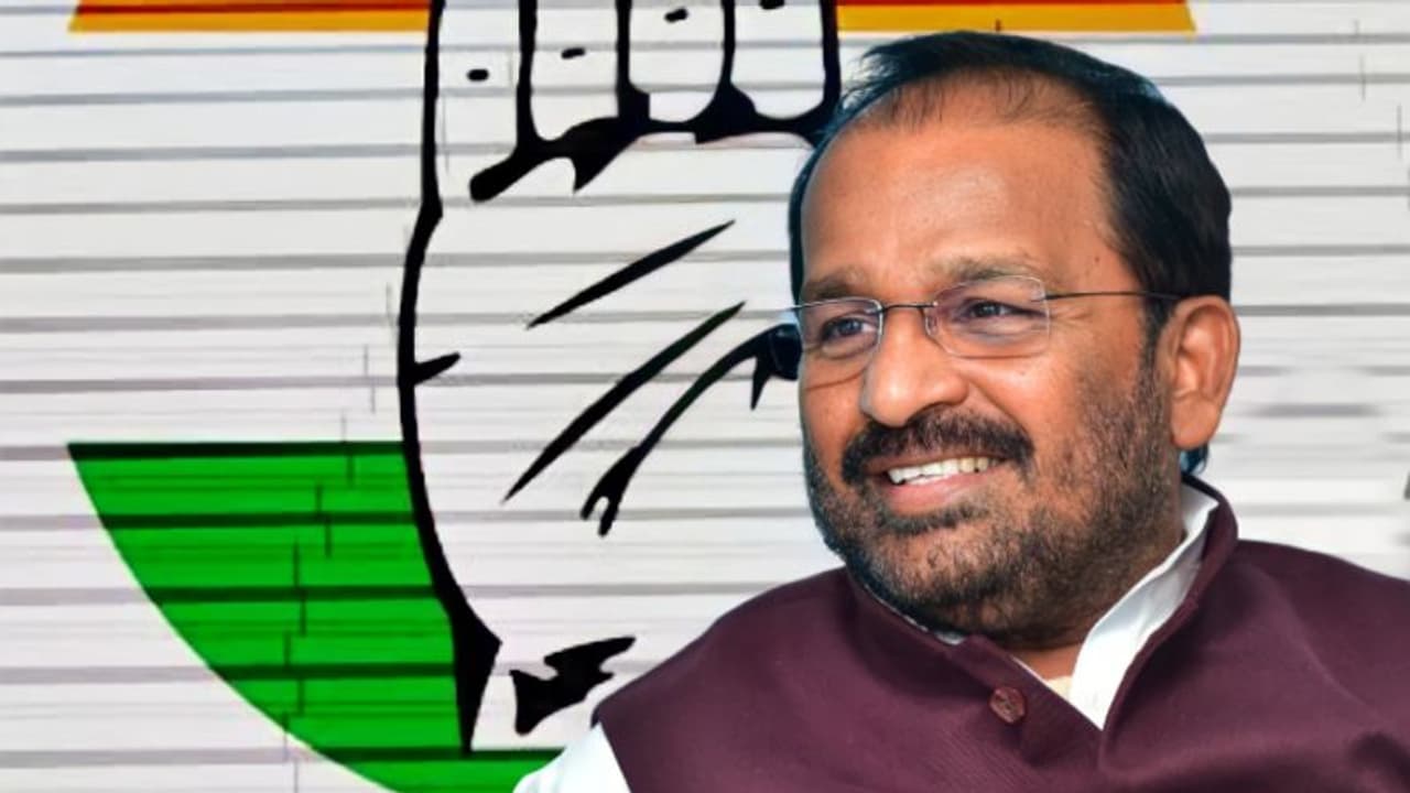 നെയ്യാറ്റിൻകരയിൽ പെൺകുട്ടികൾ വാളുകളേന്തി വിഎച്ച്പി റാലിയിൽ, ആഭ്യന്തരവകുപ്പിന്റെ പിടിപ്പുകേട്: ടിഎൻ പ്രതാപൻ