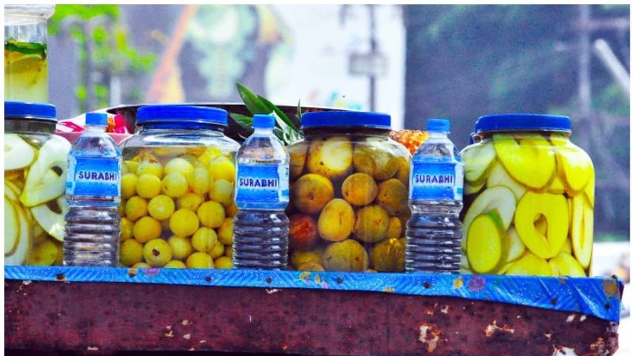 ഉപ്പും വിനാഗിരിയും ചേർത്ത് തയ്യാറാക്കുന്ന പഴം, പച്ചക്കറി വിൽക്കരുത്; കോഴിക്കോട് കോർപ്പറേഷന്റെ ഉത്തരവ് ഉപ്പും വിനാഗിരിയും ചേർത്ത് തയ്യാറാക്കുന്ന പഴം, പച്ചക്കറി വിൽക്കരുത്; കോഴിക്കോട് കോർപ്പറേഷന്റെ ഉത്തരവ്