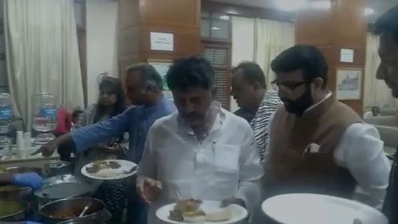 Karnataka Assembly में रात क्यों गुजार रहे कांग्रेस MLA, सीएम बोम्मई, येदियुरप्पा, स्पीकर की कोशिशें बेकार