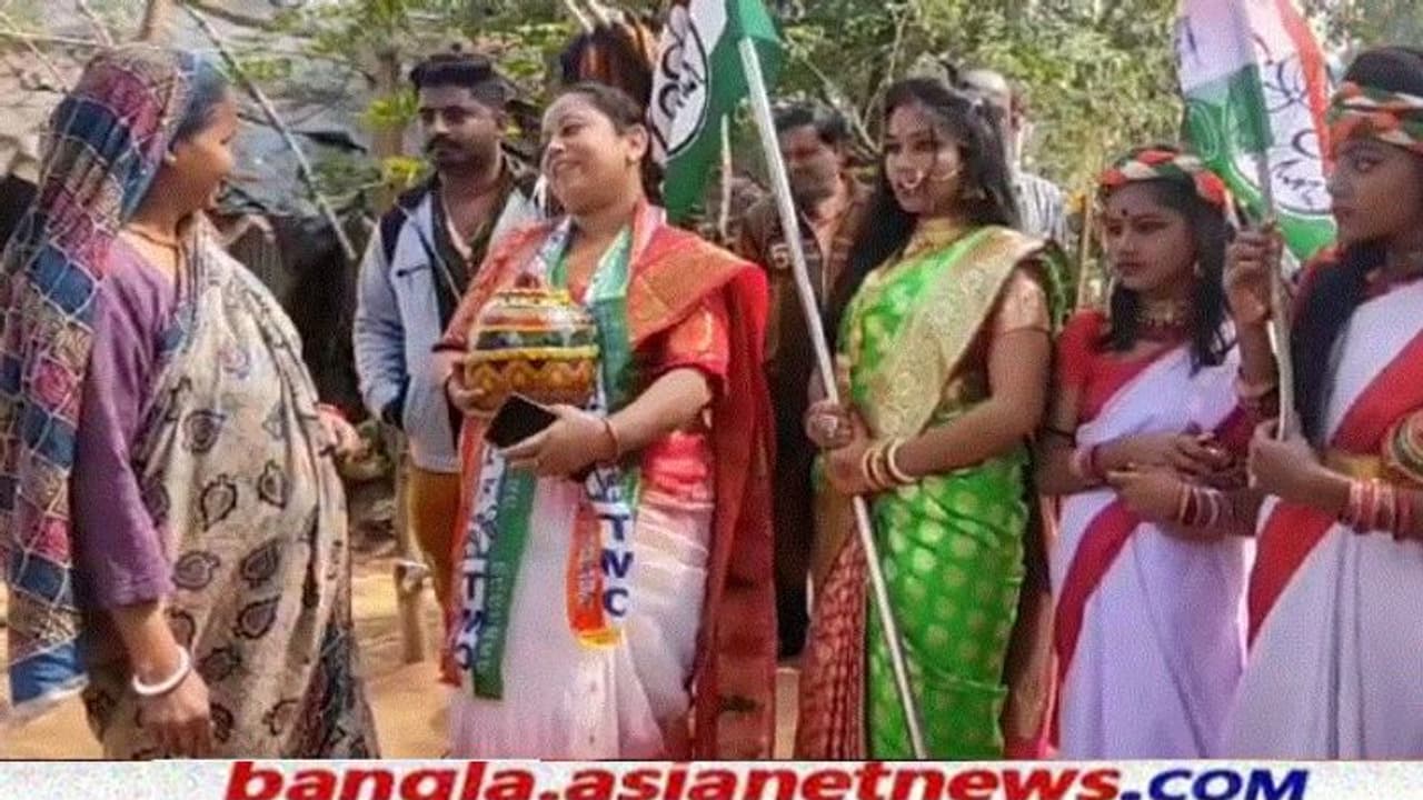 পুরভোটের প্রাক্কালে কোলে লক্ষীর ভাঁড়, শঙ্খ বাজিয়ে দুয়ারে অভিনব প্রচারে তৃণমূল প্রার্থী পুরভোটের প্রাক্কালে কোলে লক্ষীর ভাঁড়, শঙ্খ বাজিয়ে দুয়ারে অভিনব প্রচারে তৃণমূল প্রার্থী