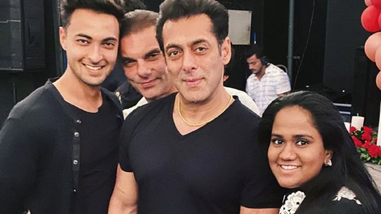 মনের মত বাড়ি কিনলেন অর্পিতা, কত কোটি ব্যয়ে স্বপ্নপূরণ সলমন বোনের মনের মত বাড়ি কিনলেন অর্পিতা, কত কোটি ব্যয়ে স্বপ্নপূরণ সলমন বোনের