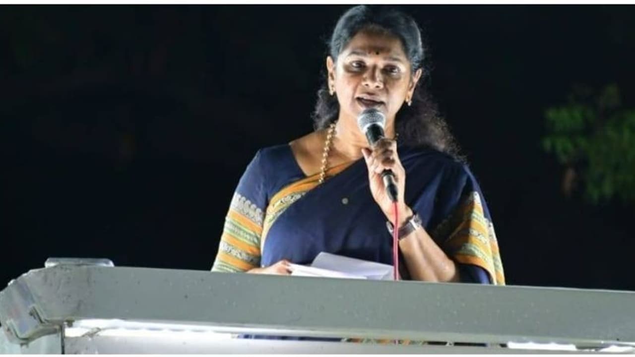 இன்னும் 2 வருஷம்தான்.. சிலிண்டர் விலையை குறைக்கும் இடத்துக்கு திமுக வரும்.. கனிமொழி தாறுமாறு கணிப்பு.! இன்னும் 2 வருஷம்தான்.. சிலிண்டர் விலையை குறைக்கும் இடத்துக்கு திமுக வரும்.. கனிமொழி தாறுமாறு கணிப்பு.!