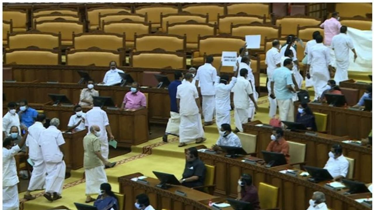 UDF : സഭ ബഹിഷ്കരിച്ച് പ്രതിപക്ഷം; സര്‍ക്കാരിനും ഗവര്‍ണര്‍ക്കുമെതിരെ മുദ്രാവാക്യം വിളികള്‍