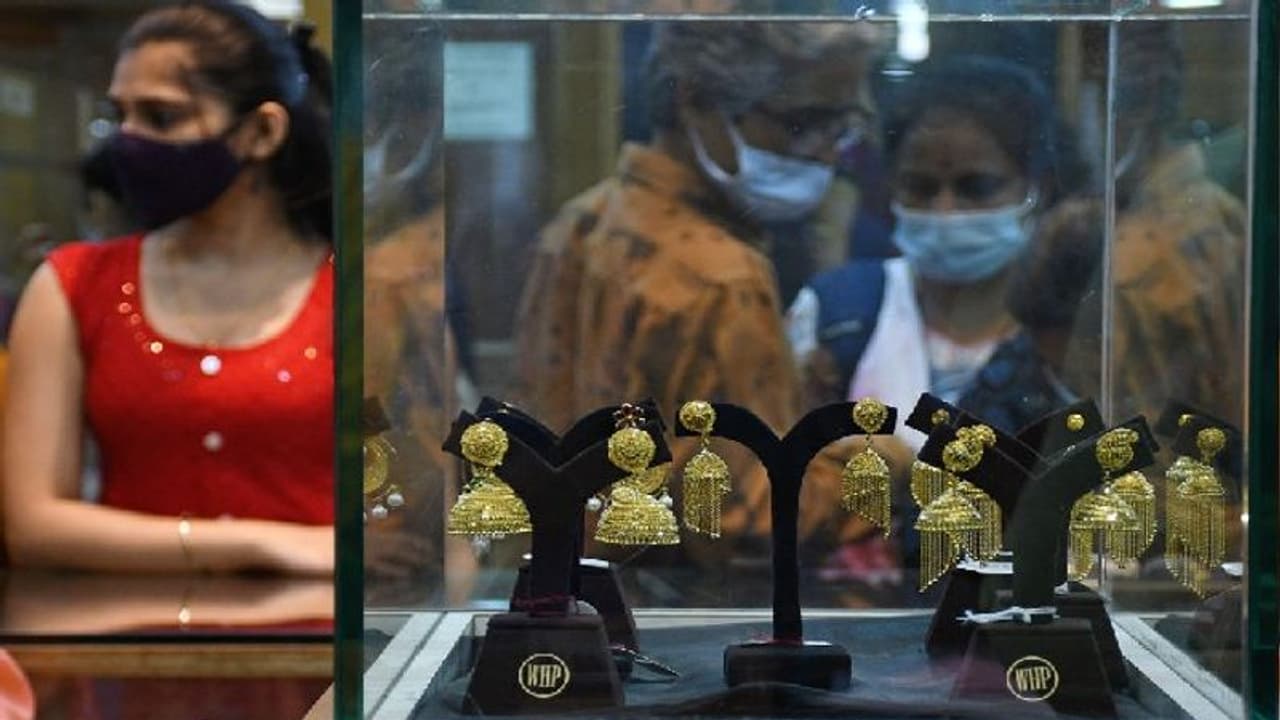 Gold And Silver Price Today: నేడు బంగారం, వెండి కొనే ప్లాన్ ఉందా.. అయితే ధరలివే తెలుసుకోండి..! Gold And Silver Price Today: నేడు బంగారం, వెండి కొనే ప్లాన్ ఉందా.. అయితే ధరలివే తెలుసుకోండి..!