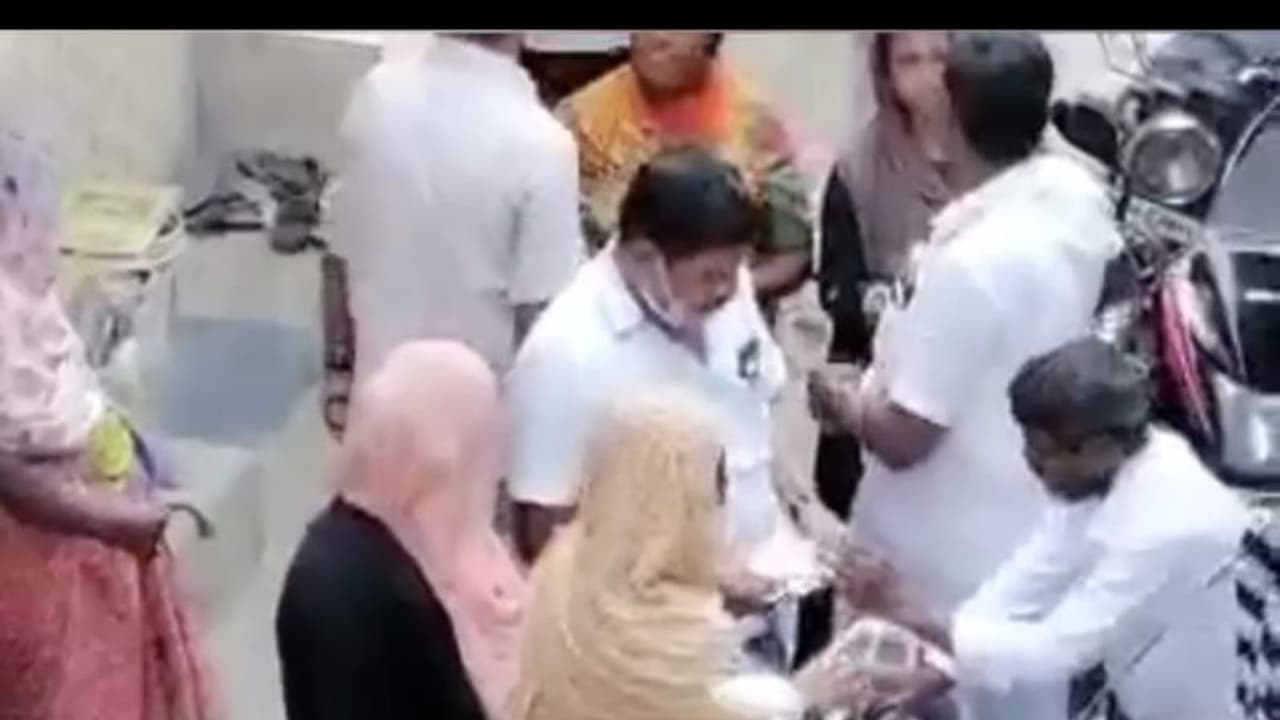 Tamilnadu local body election 2022: வாக்காளர்களுக்கு பணம்.. தொக்கா சிக்கிய திமுக.. வெளியானது வீடியோ. Tamilnadu local body election 2022: வாக்காளர்களுக்கு பணம்.. தொக்கா சிக்கிய திமுக.. வெளியானது வீடியோ.