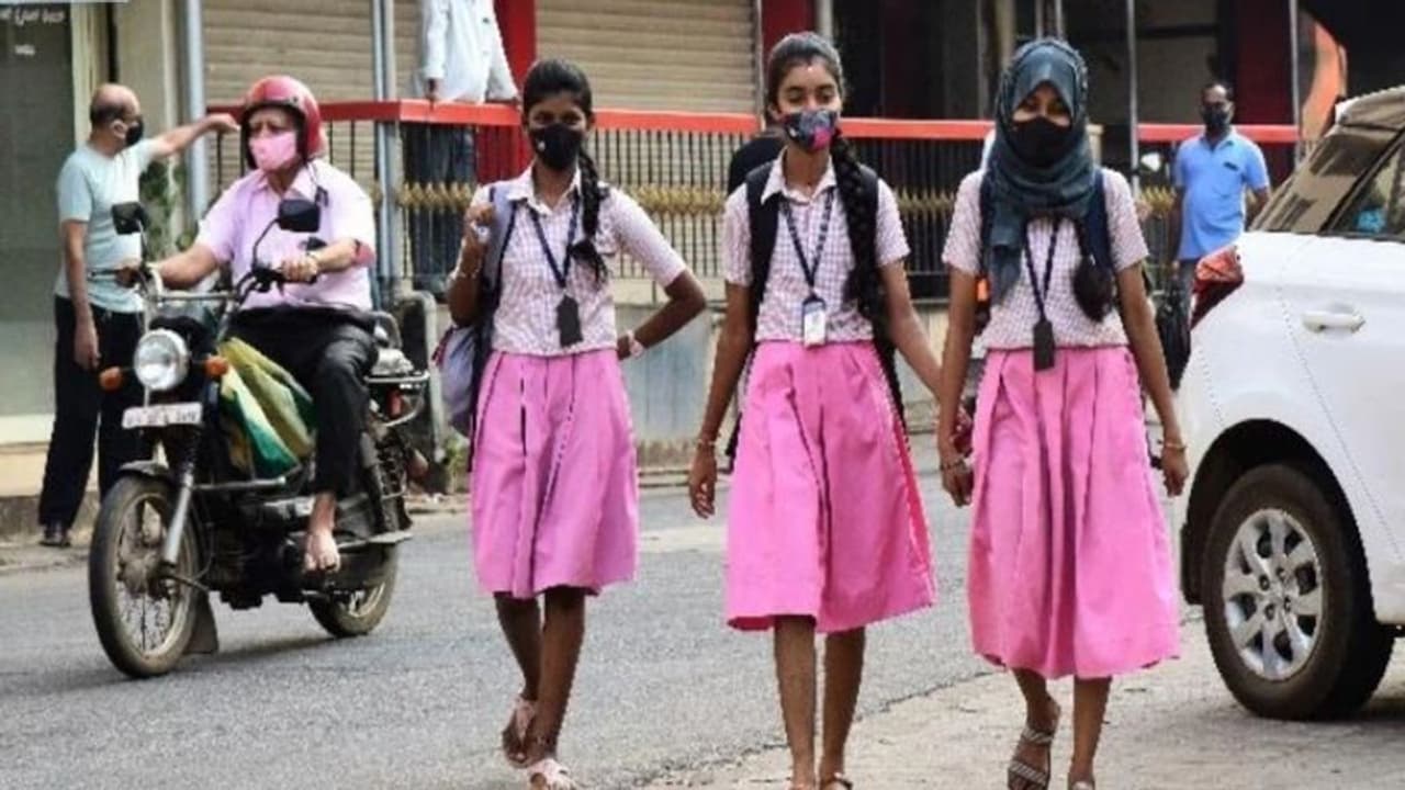 Hijab row : ഖുറാന്‍ മുന്‍നിര്‍ത്തി ഹിജാബിനുവേണ്ടി വാദിക്കുന്നതില്‍ അര്‍ഥമില്ല; കര്‍ണാടക സര്‍ക്കാര്‍ കോടതിയില്‍