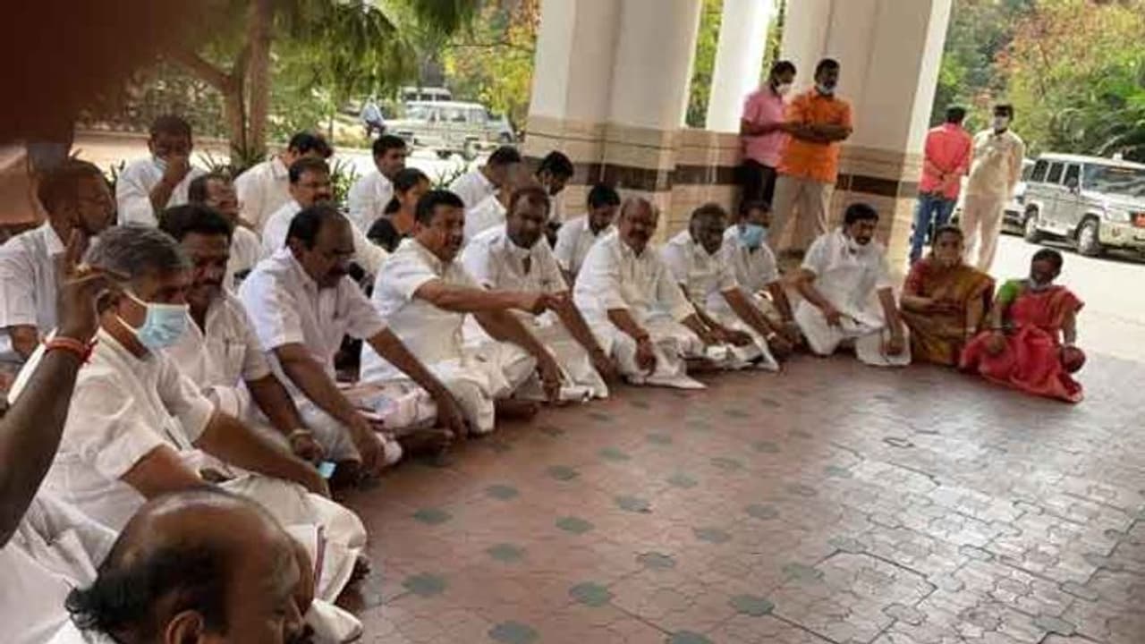 TN Urban Elections 2022 : "திமுக ரவுடிகளை இறக்கிடாங்க.. பயமாக இருக்கு".. கதறும் எஸ்.பி.வேலுமணி! TN Urban Elections 2022 : "திமுக ரவுடிகளை இறக்கிடாங்க.. பயமாக இருக்கு".. கதறும் எஸ்.பி.வேலுமணி!