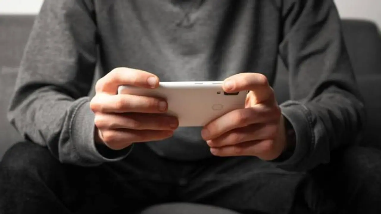 Mumbai: 22 year old sweeper sends nude photos to doctor after losing job