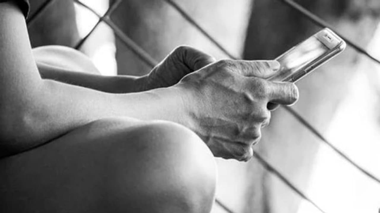 பள்ளி வகுப்பறையிலேயே உல்லாசமாக இருந்த ஆசிரியர்கள்? வைரலாகும் புகைப்படத்தால் பரபரப்பு..! பள்ளி வகுப்பறையிலேயே உல்லாசமாக இருந்த ஆசிரியர்கள்? வைரலாகும் புகைப்படத்தால் பரபரப்பு..!