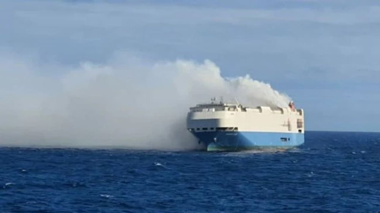 Burning Ship : ചരക്ക് കപ്പലിന് തീപിടിച്ചു, കത്തി നശിച്ചത് പോർഷെ, ലംബോർഗിനി, ഔഡി അടക്കം 5000 ലേറെ വാഹനങ്ങൾ Burning Ship : ചരക്ക് കപ്പലിന് തീപിടിച്ചു, കത്തി നശിച്ചത് പോർഷെ, ലംബോർഗിനി, ഔഡി അടക്കം 5000 ലേറെ വാഹനങ്ങൾ