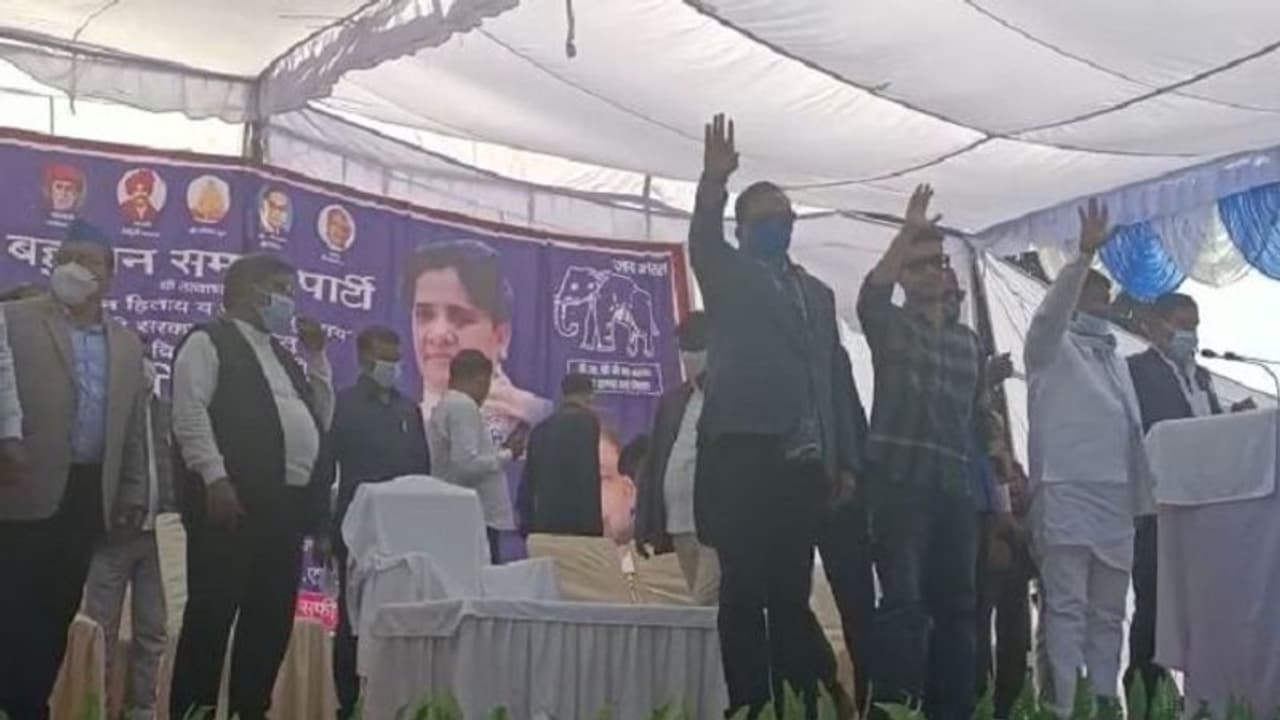 यूपी चुनाव: BSP महासचिव का सीएम योगी पर आरोप, बोले मुख्यमंत्री के निर्देश पर जलाई गई हाथरस की दलित बेटी यूपी चुनाव: BSP महासचिव का सीएम योगी पर आरोप, बोले मुख्यमंत्री के निर्देश पर जलाई गई हाथरस की दलित बेटी