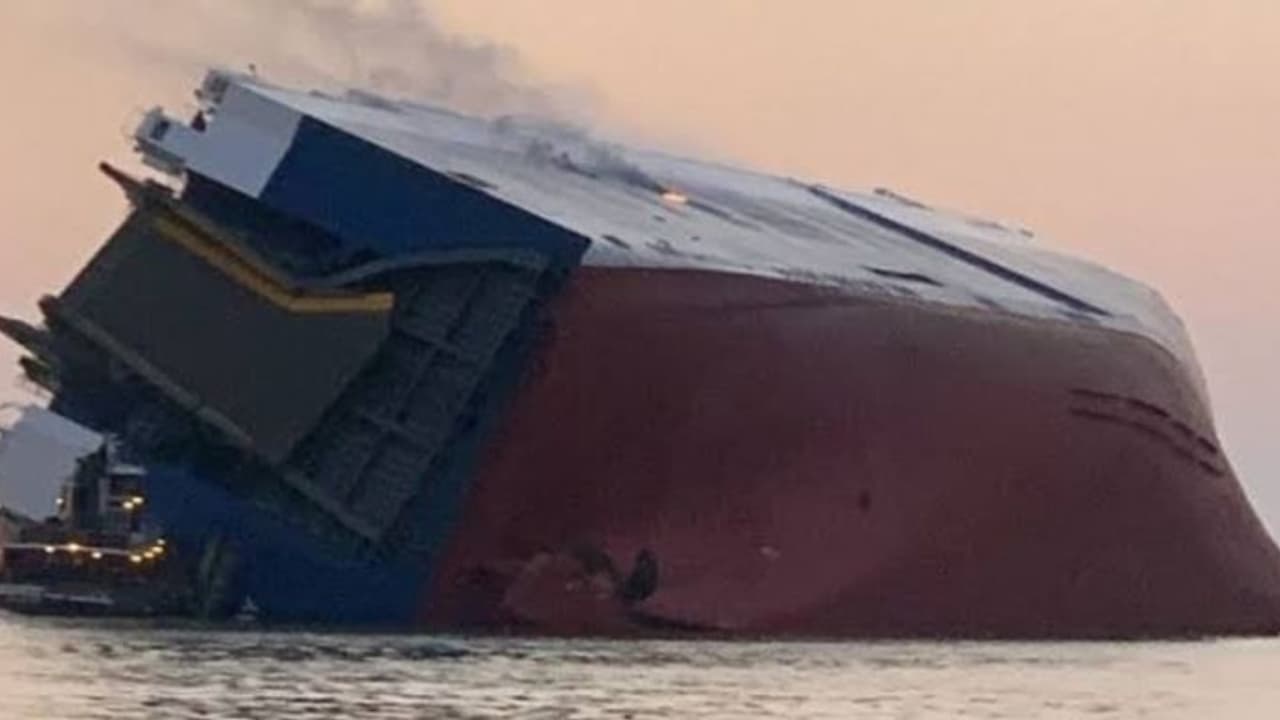 अचानक क्यों समुद्र में बहने लगीं सैंकड़ों लग्जरी कारें, सामने आई चौंकाने वाली वजह अचानक क्यों समुद्र में बहने लगीं सैंकड़ों लग्जरी कारें, सामने आई चौंकाने वाली वजह