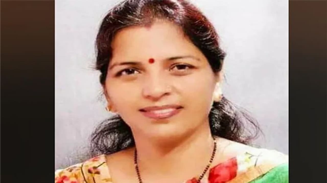 दिल्ली में आम आदमी पार्टी की पार्षद मूंगफली विक्रेता के जरिये लेती थी घूस, सीबीआई की टीम ने रंगे हाथ पकड़ा