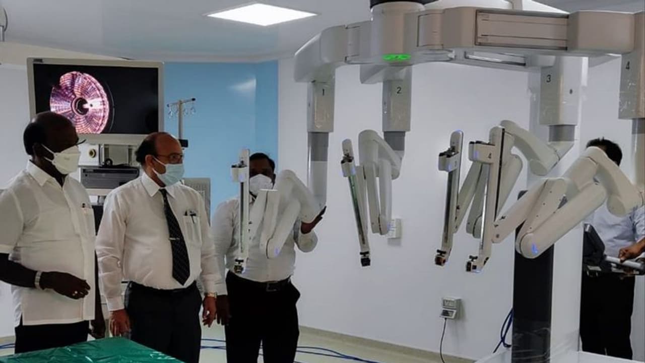 அடடே.! சூப்பர்..! இந்தியாவில் தமிழகத்தில் தான் முதல் முறை..! ரோபோட்டிக் அறுவை சிகிச்சை கருவி அறிமுகம்.. அடடே.! சூப்பர்..! இந்தியாவில் தமிழகத்தில் தான் முதல் முறை..! ரோபோட்டிக் அறுவை சிகிச்சை கருவி அறிமுகம்..