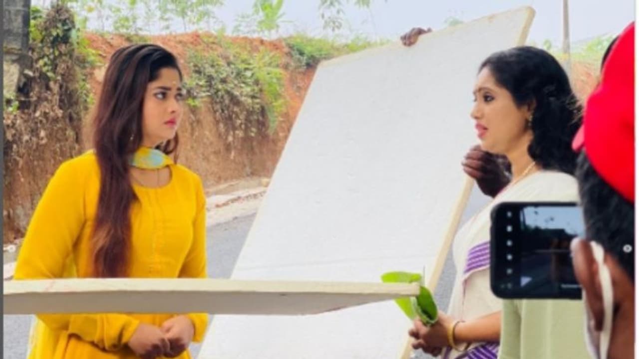 Aishwarya Ramsai : ലൊക്കേഷനിലെ 'കല്യാണി'; ചിത്രങ്ങൾ പങ്കുവച്ച് ഐശ്വര്യ റംസായ് Aishwarya Ramsai : ലൊക്കേഷനിലെ 'കല്യാണി'; ചിത്രങ്ങൾ പങ്കുവച്ച് ഐശ്വര്യ റംസായ്