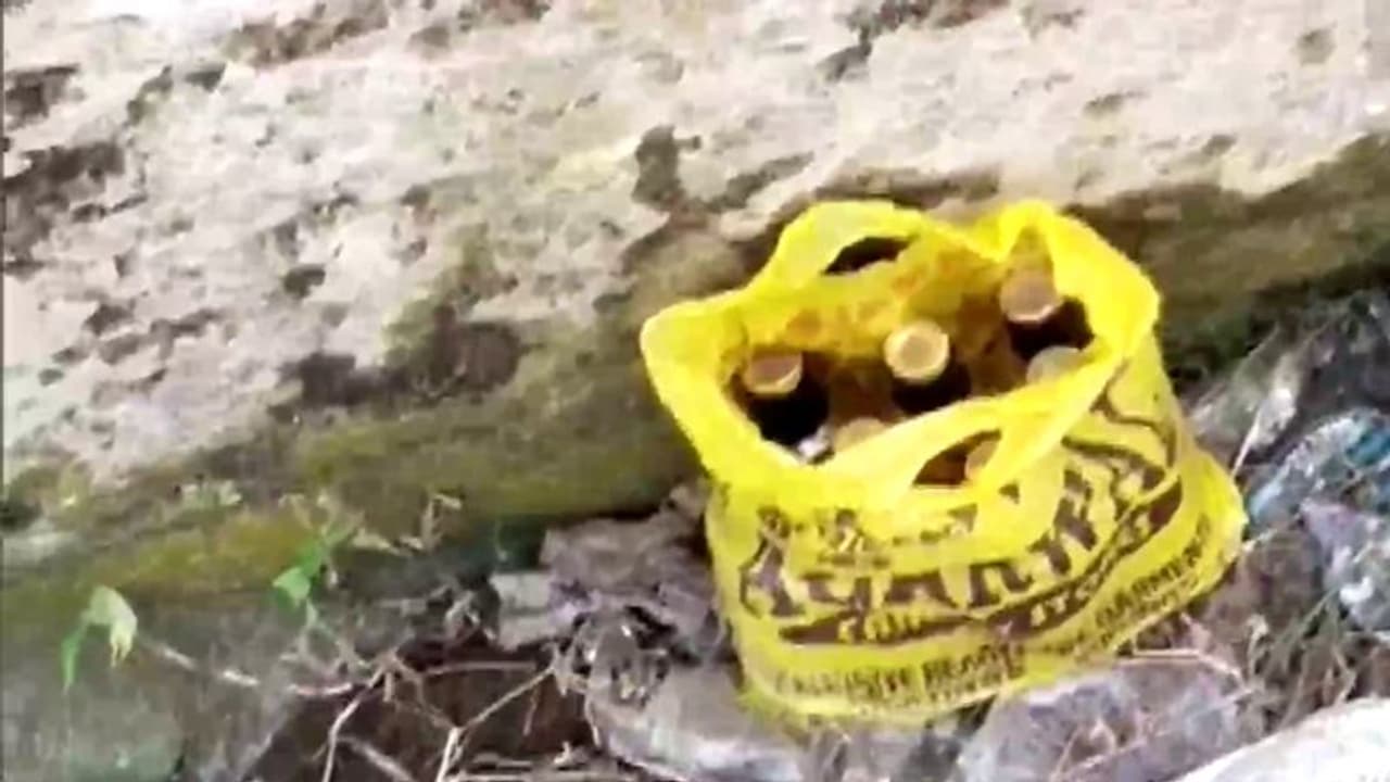 पश्चिम बंगाल के संवेदनशील उत्तर 24 परगना की एक जूट मिल के मजदूरों के घर से 5 पेट्रोल पंप बरामद पश्चिम बंगाल के संवेदनशील उत्तर 24 परगना की एक जूट मिल के मजदूरों के घर से 5 पेट्रोल पंप बरामद