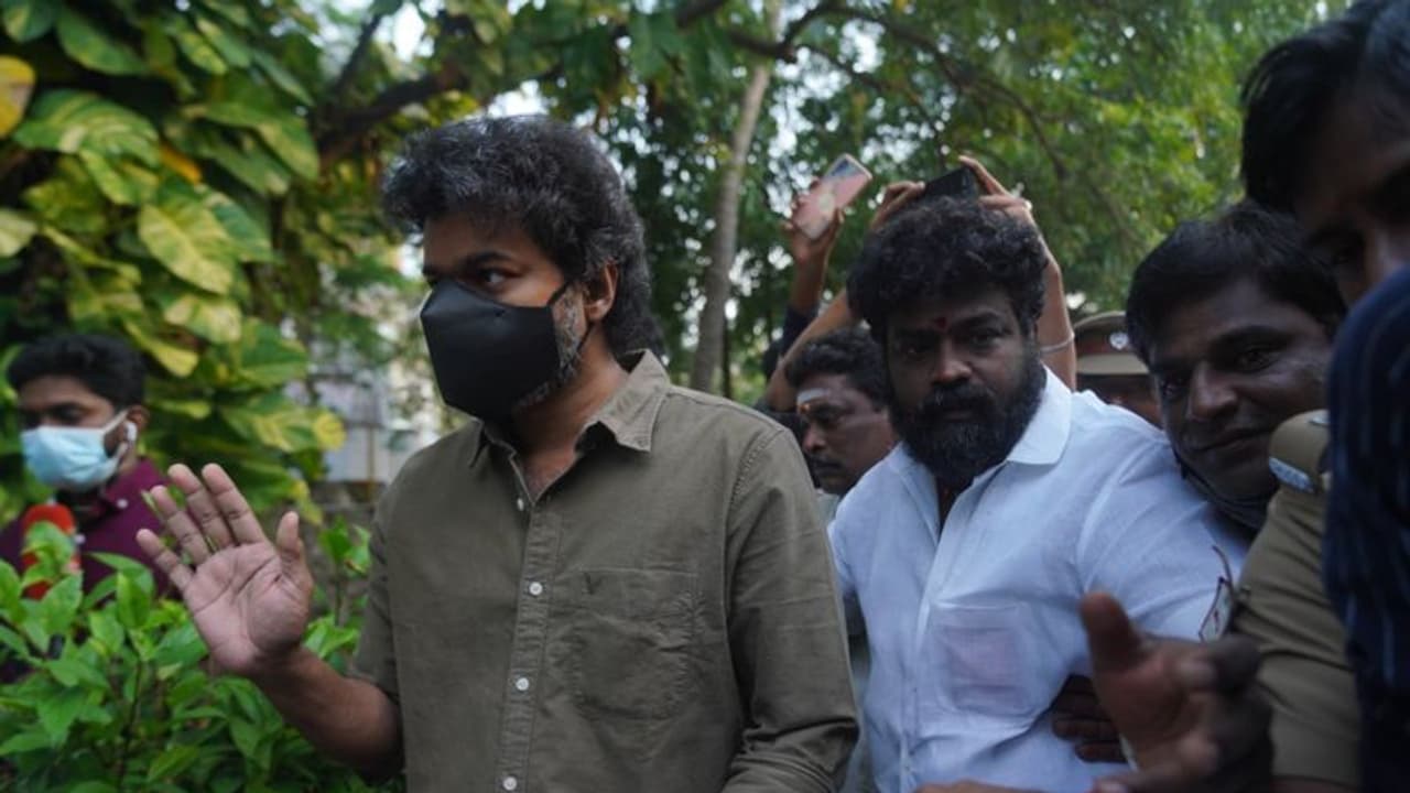 Tamilnadu Local Body election : வாக்களிக்க வந்த இடத்தில் மக்களிடம் மன்னிப்பு கேட்ட விஜய்... வைரலாகும் வீடியோ Tamilnadu Local Body election : வாக்களிக்க வந்த இடத்தில் மக்களிடம் மன்னிப்பு கேட்ட விஜய்... வைரலாகும் வீடியோ