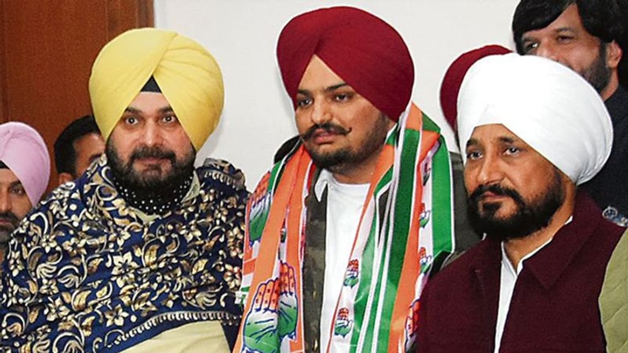 पंजाब चुनाव: वोटिंग से 2 दिन पहले CM चन्नी और सिद्धू मूसेवाला मुश्किल में फंसे, पुलिस ने दर्ज की दोनों पर FIR पंजाब चुनाव: वोटिंग से 2 दिन पहले CM चन्नी और सिद्धू मूसेवाला मुश्किल में फंसे, पुलिस ने दर्ज की दोनों पर FIR