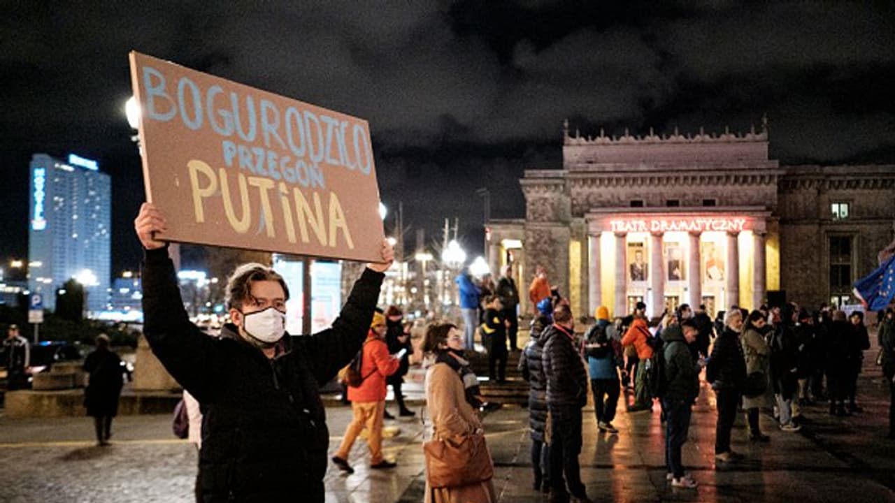 ইউক্রেন সংকট মেটাতে রাজি রাশিয়া ও ফ্রান্স, পুতিন বাইডেন বৈঠকের সম্ভাবনা