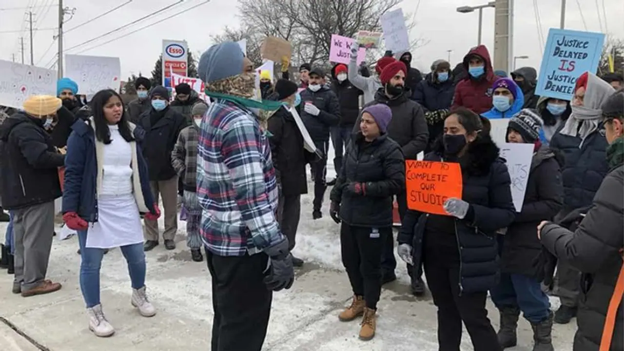कनाडा में ट्रकवालों के प्रदर्शन के कारण तीन कॉलेज बंद; इंडियन हाईकमिशन ने जारी की एडवायजरी; देखें कुछ ईमेल कनाडा में ट्रकवालों के प्रदर्शन के कारण तीन कॉलेज बंद; इंडियन हाईकमिशन ने जारी की एडवायजरी; देखें कुछ ईमेल
