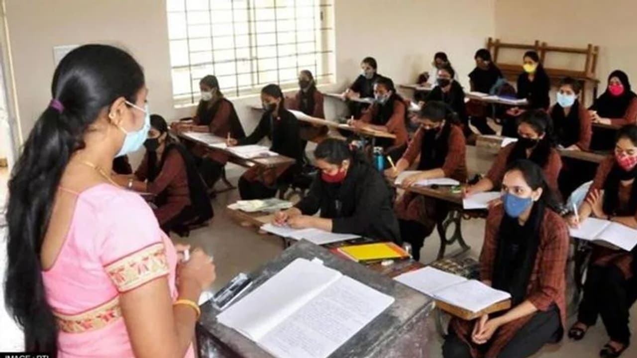 MP में बोर्ड एग्जाम शुरू, लेकिन प्रिंसिपल ने कई स्टूडेंट के परीक्षा फॉर्म ही नहीं भरे, तो भुगतनी पड़ी इसकी सजा MP में बोर्ड एग्जाम शुरू, लेकिन प्रिंसिपल ने कई स्टूडेंट के परीक्षा फॉर्म ही नहीं भरे, तो भुगतनी पड़ी इसकी सजा