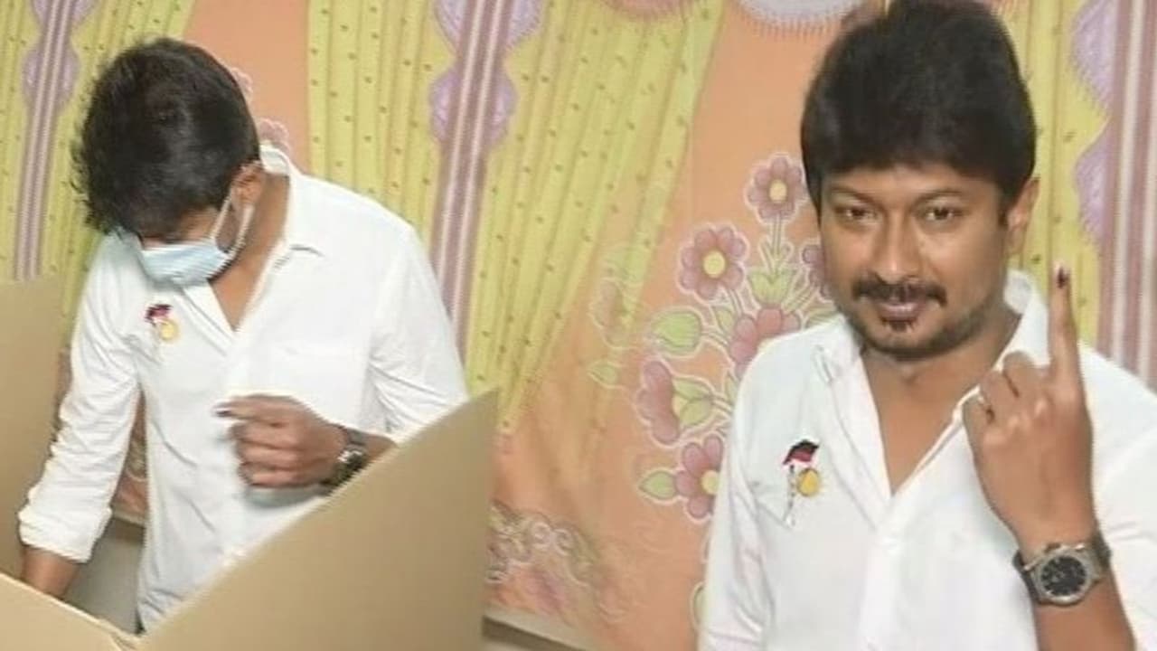 சட்டையில் சின்னம்.. சர்ச்சையை கிளப்பிய உதயநிதி.. தேர்தல் விதிகளை மீறிய உதயநிதி?