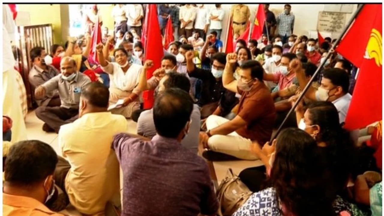 സ്ഥലംമാറ്റം: കോഴിക്കോട് കളക്ടറേറ്റിന് മുന്നിലെ സമരം അവസാനിച്ചു, കളക്ടര്‍ ഓഫീസിലെത്തിയാല്‍ പ്രതിഷേധിക്കും