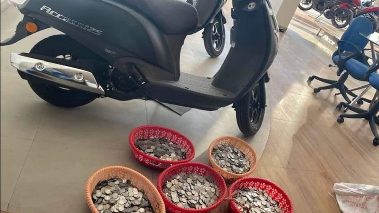 খুচরো পয়সা জমিয়ে স্কুটি কিনলেন এক ব্যক্তি, ধৈর্যের প্রশংসা নেটিজেনদের মুখে খুচরো পয়সা জমিয়ে স্কুটি কিনলেন এক ব্যক্তি, ধৈর্যের প্রশংসা নেটিজেনদের মুখে