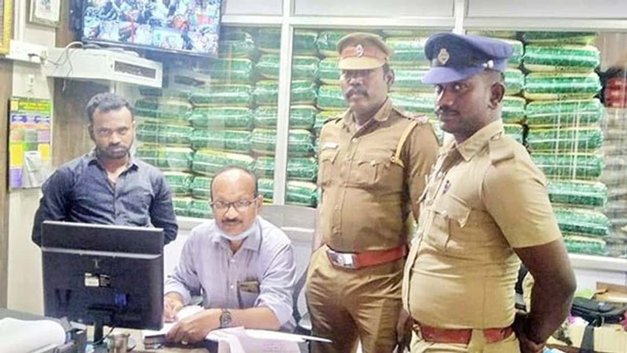 பட்டுக்கோட்டையில் வாக்காளருக்கு அரிசி மூட்டைகள் வினியோகம்… பறிமுதல் செய்தது பறக்கும் படை!! பட்டுக்கோட்டையில் வாக்காளருக்கு அரிசி மூட்டைகள் வினியோகம்… பறிமுதல் செய்தது பறக்கும் படை!!