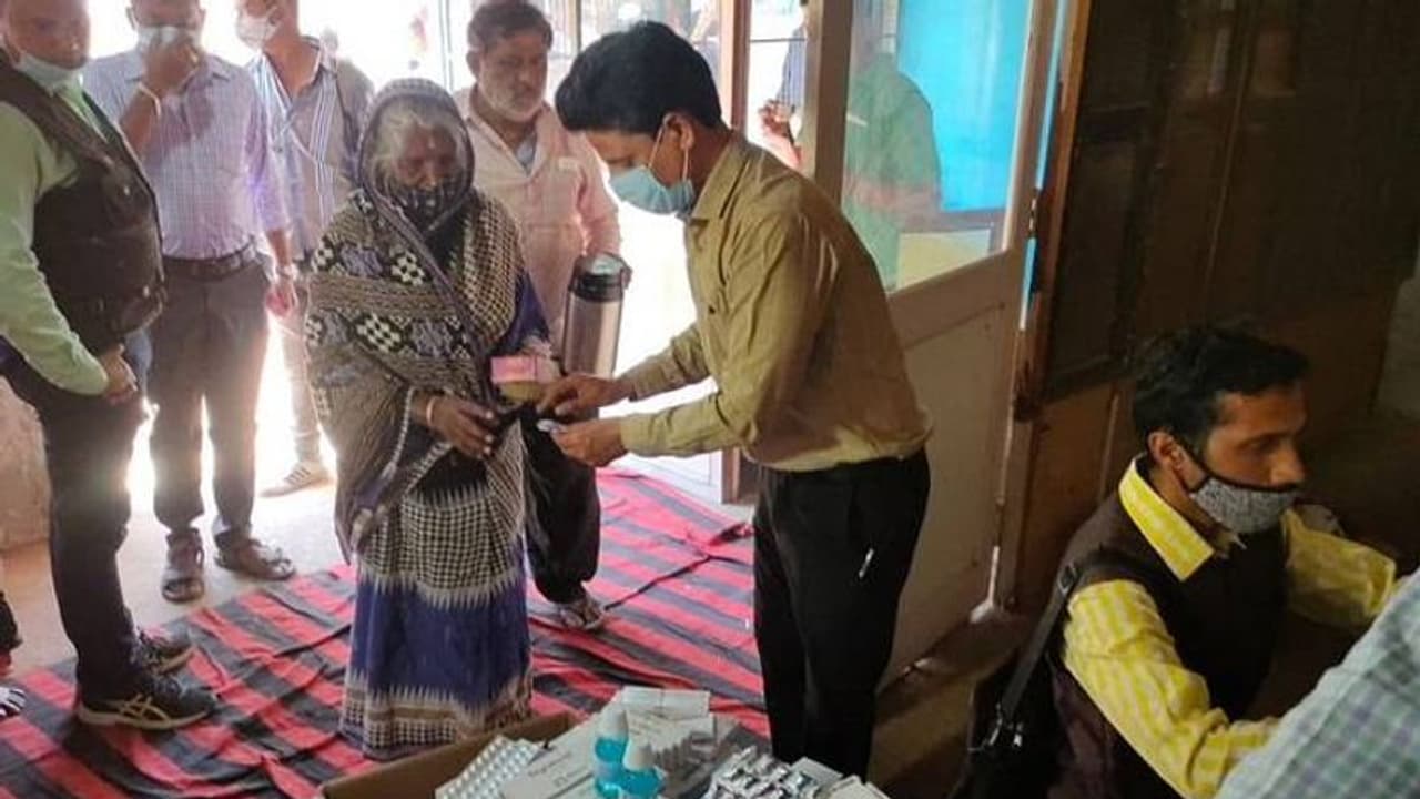 1 Rupee clinic : പുസ്തകം വാങ്ങാൻ പോലും കാശില്ല, പഠിച്ച് ഡോക്ടറായി, പാവപ്പെട്ടവർക്കായി ഇന്ന് ‘ഒരു രൂപ ക്ലിനിക്' 1 Rupee clinic : പുസ്തകം വാങ്ങാൻ പോലും കാശില്ല, പഠിച്ച് ഡോക്ടറായി, പാവപ്പെട്ടവർക്കായി ഇന്ന് ‘ഒരു രൂപ ക്ലിനിക്'