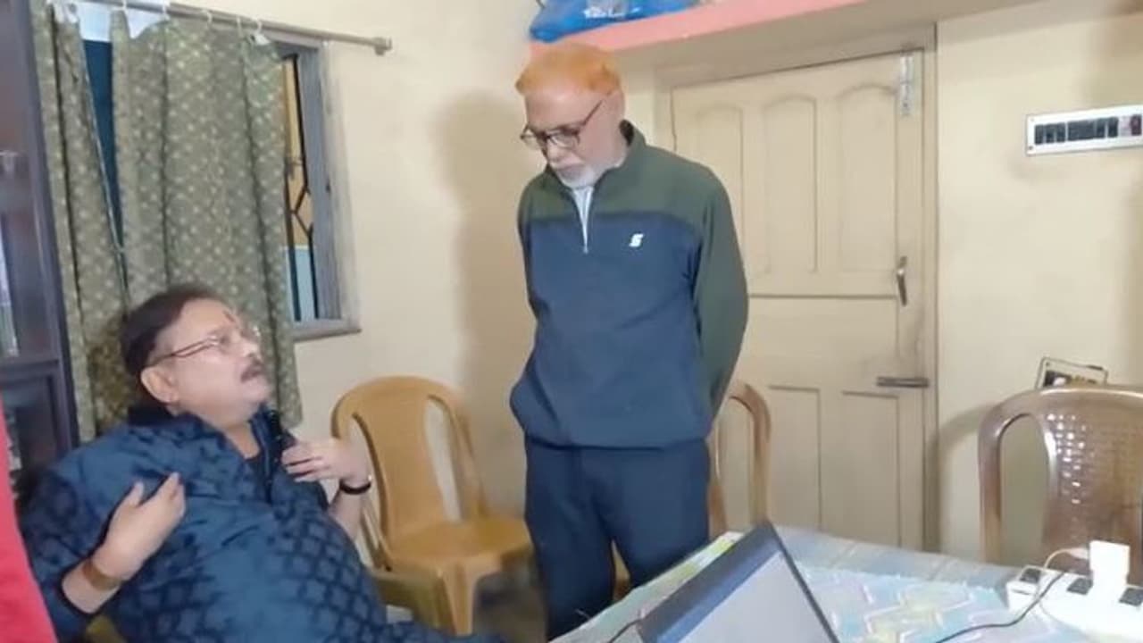 অন্য সমীকরণ কামারহাটিতে, সোজা বাম প্রার্থীর বাড়িতে হাজির মদন মিত্র অন্য সমীকরণ কামারহাটিতে, সোজা বাম প্রার্থীর বাড়িতে হাজির মদন মিত্র