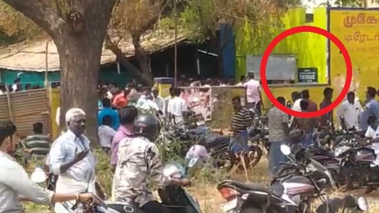 விதியை மீறி வியாபாரம்… கலைக்கட்டும் டாஸ்மாக்… செய்வதறியாது தடுமாறும் போலீஸ்!! விதியை மீறி வியாபாரம்… கலைக்கட்டும் டாஸ்மாக்… செய்வதறியாது தடுமாறும் போலீஸ்!!