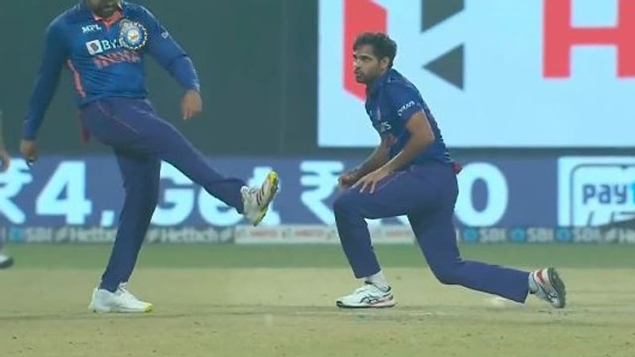 India vs West Indies: புவனேஷ்வர் குமார் கேட்ச்சை விட்ட கோபத்தில் பந்தை எட்டி உதைந்த ரோஹித் சர்மா! வைரல் வீடியோ India vs West Indies: புவனேஷ்வர் குமார் கேட்ச்சை விட்ட கோபத்தில் பந்தை எட்டி உதைந்த ரோஹித் சர்மா! வைரல் வீடியோ