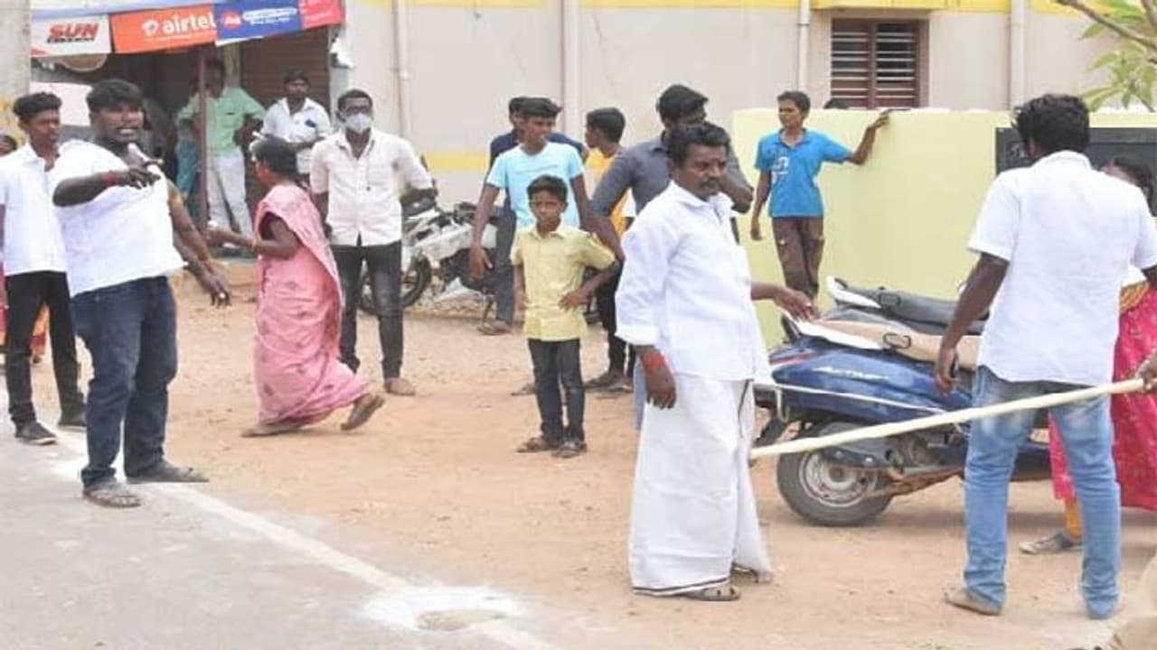திமுக அதிமுகவினர் இடையே மோதல்... சிவகங்கை நகராட்சிக்குட்பட்ட 14வது வார்டில் பதற்றம்!! திமுக அதிமுகவினர் இடையே மோதல்... சிவகங்கை நகராட்சிக்குட்பட்ட 14வது வார்டில் பதற்றம்!!