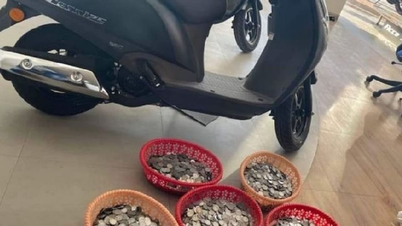 Viral Video : ടൂവീലര് വാങ്ങണമെന്ന ആഗ്രഹം; ചാക്കില് നാണയത്തുട്ടുകളുമായി പച്ചക്കറി കച്ചവടക്കാരന് Viral Video : ടൂവീലര് വാങ്ങണമെന്ന ആഗ്രഹം; ചാക്കില് നാണയത്തുട്ടുകളുമായി പച്ചക്കറി കച്ചവടക്കാരന്