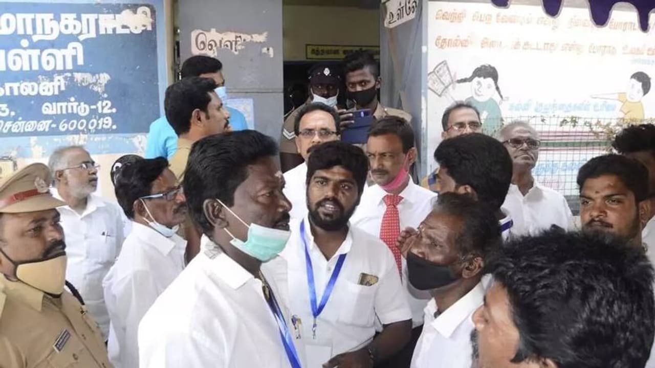 திருவொற்றியூர் 5 மற்றும் 12வது வார்டில் வாக்குப் பதிவு இயந்திரம் பழுது... நெடுநேரம் காத்திருந்த வாக்காளர்கள்!! திருவொற்றியூர் 5 மற்றும் 12வது வார்டில் வாக்குப் பதிவு இயந்திரம் பழுது... நெடுநேரம் காத்திருந்த வாக்காளர்கள்!!