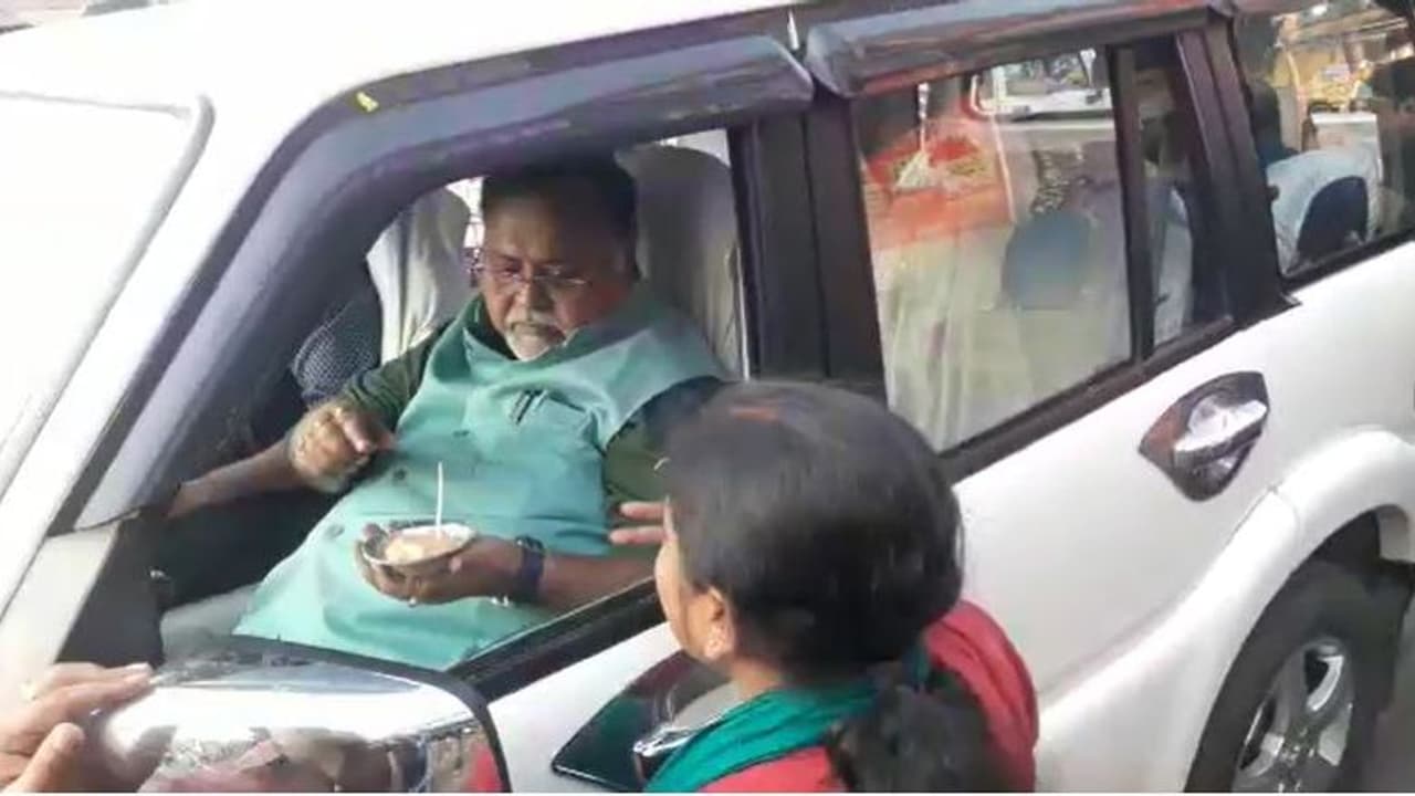 ইডির জেরায় বুকে ব্যথা, পার্থ চট্টোপাধ্যায়ের বাড়িতে ছুটলেন এসএসকেএমের চিকিৎসকরা ইডির জেরায় বুকে ব্যথা, পার্থ চট্টোপাধ্যায়ের বাড়িতে ছুটলেন এসএসকেএমের চিকিৎসকরা