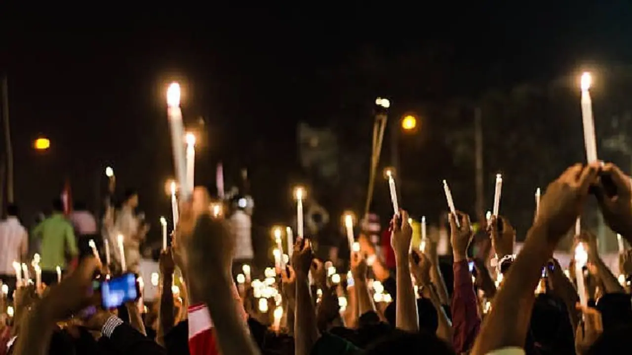 ছাত্রনেতার মৃত্যুতে রণক্ষেত্র পার্ক সার্কাস, ব্যারিকেড ভেঙে এগোল মোমবাতি মিছিল ছাত্রনেতার মৃত্যুতে রণক্ষেত্র পার্ক সার্কাস, ব্যারিকেড ভেঙে এগোল মোমবাতি মিছিল