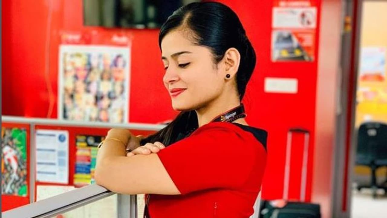 'কাঁচা বাদাম' এর পর এবার 'ঢোলিদা' গানের তালে নাচ বিমান সেবিকার, মুগ্ধ নেটিজেনরা 'কাঁচা বাদাম' এর পর এবার 'ঢোলিদা' গানের তালে নাচ বিমান সেবিকার, মুগ্ধ নেটিজেনরা