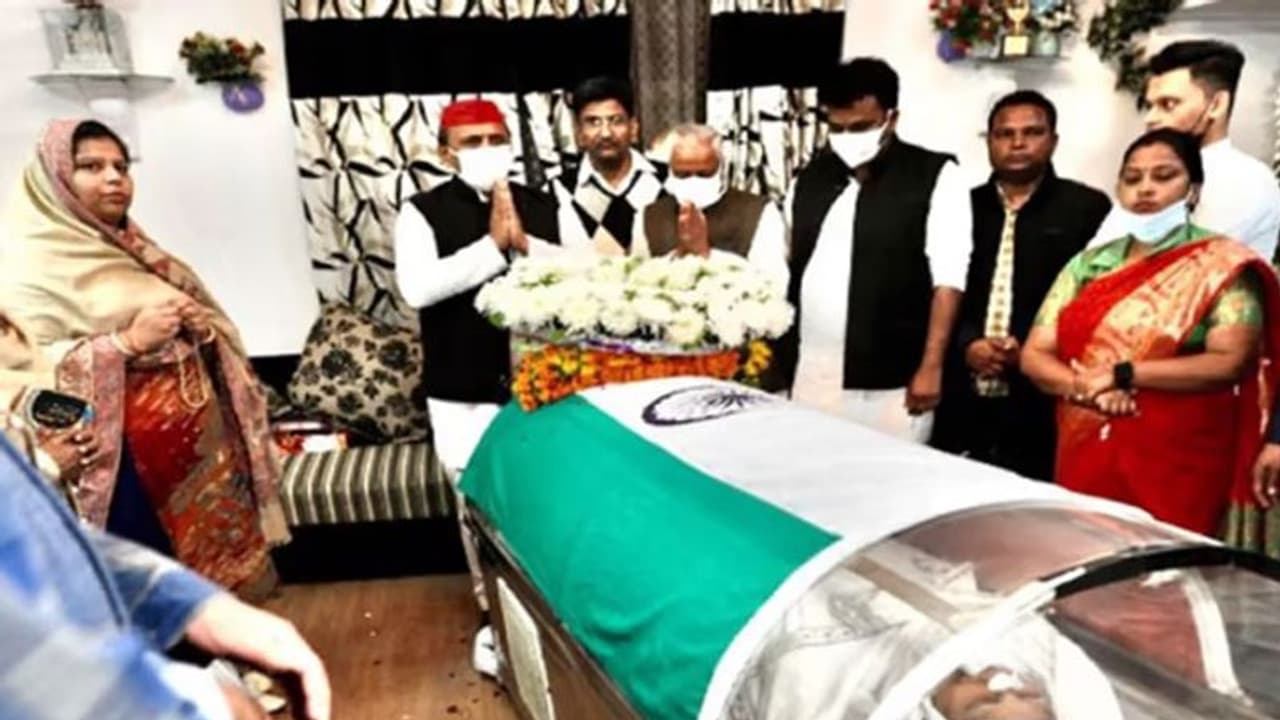 सपा के वरिष्ठ नेता अहमद हसन के बाद पत्नी का भी निधन, दोनों ने एक ही दिन दुनिया को कहा अलविदा सपा के वरिष्ठ नेता अहमद हसन के बाद पत्नी का भी निधन, दोनों ने एक ही दिन दुनिया को कहा अलविदा